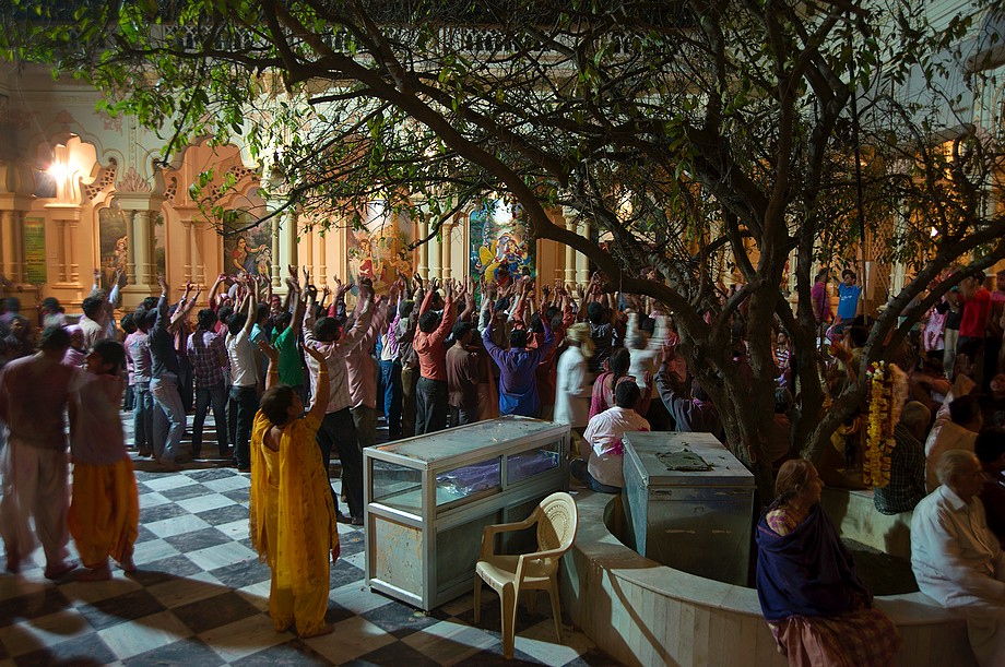 Świętowanie w ISKCON (International Society for Krishna Consiousness) Temple (Holi Hai! (Vrindavan))